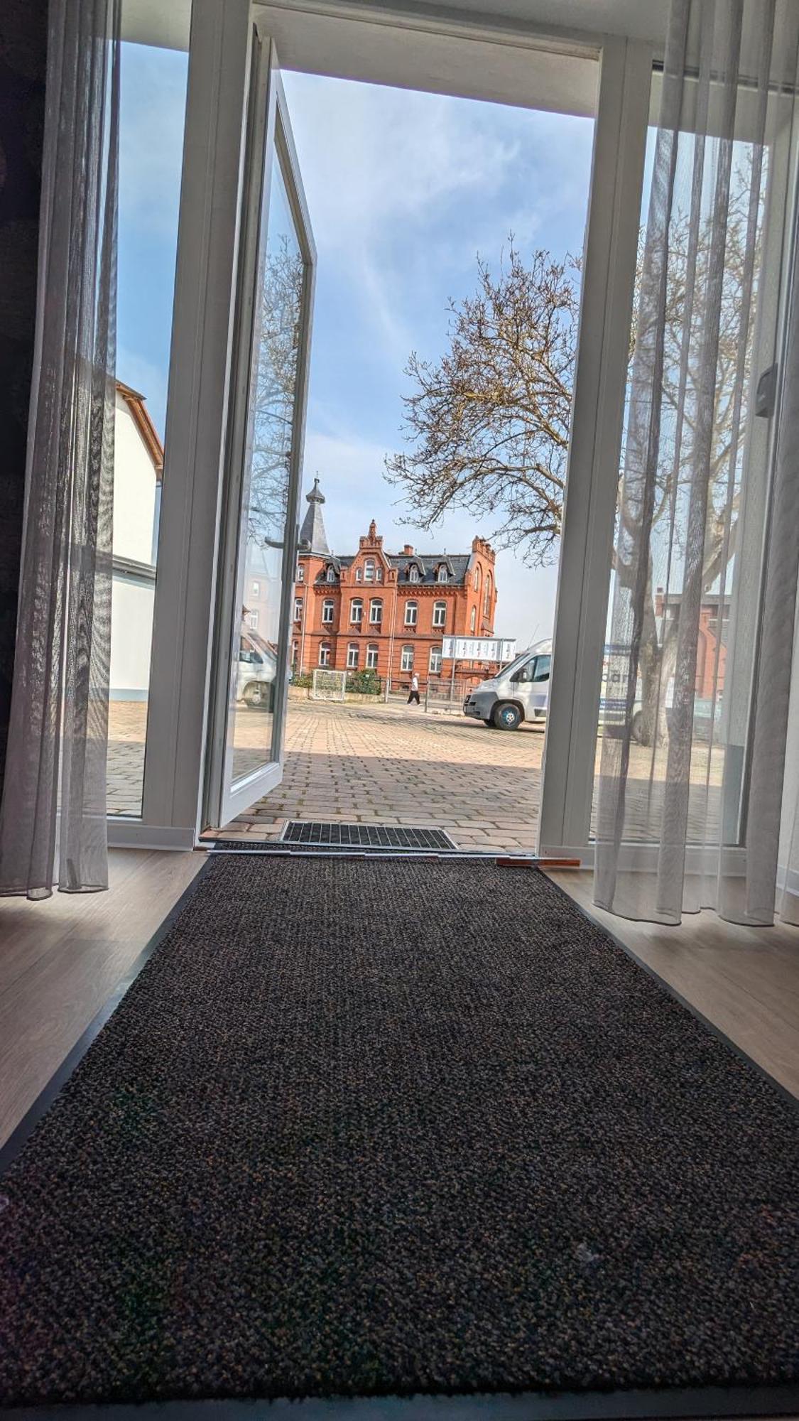 Fewo Urban Gotha-Apartment Friedenstein- Am Schlosspark- Parken An Der Der Tuer- Barrierefrei, 900 Meter Zum Bahnhof - Wallbox المظهر الخارجي الصورة